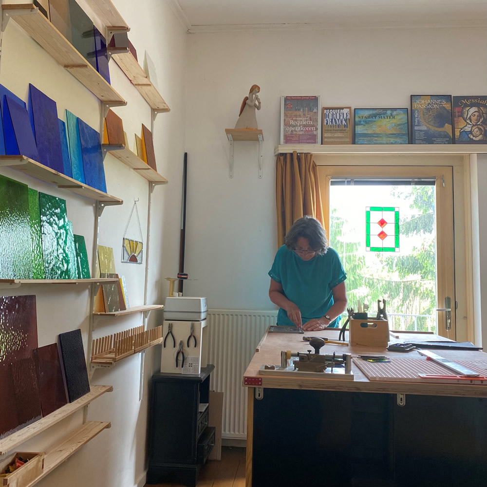 Hester van Vliet maakt glas in lood ramen in haar atelier